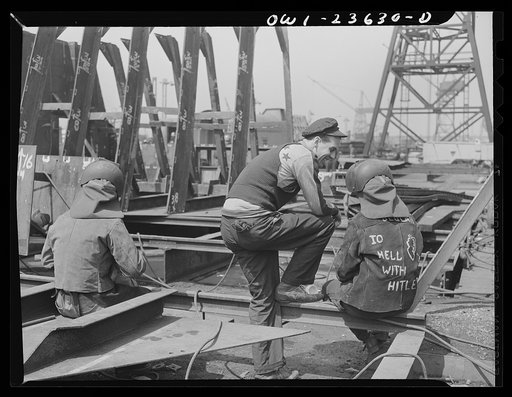 Bethlehem-Fairfield shipyards, Baltimore, Maryland. Lunch time discussion
