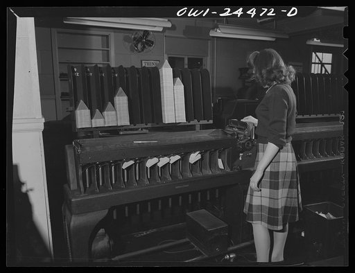 Bethlehem-Fairfield shipyards, Baltimore, Maryland. Sorting cards for the paychecks