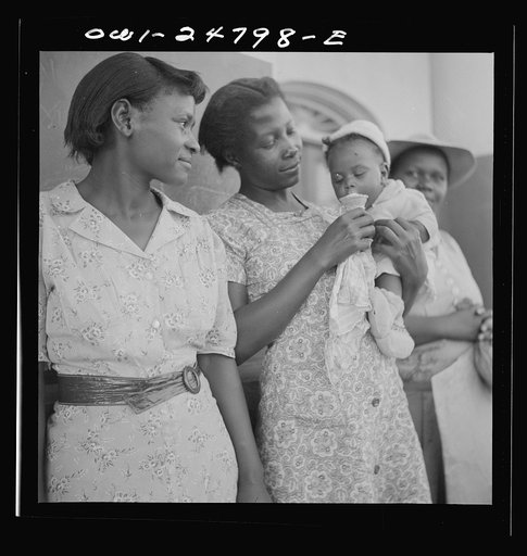 San Augustine, Texas. Women in front of the bank