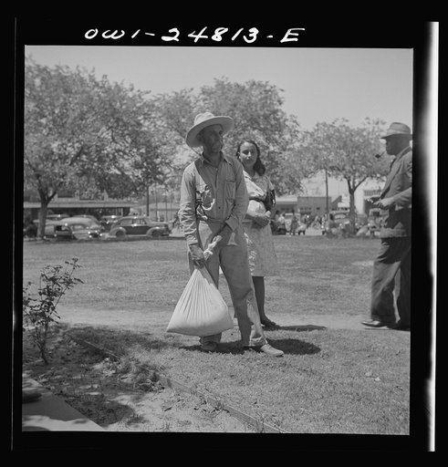 San Augustine, Texas. Mexicans in courthouse square on Saturday afternoon