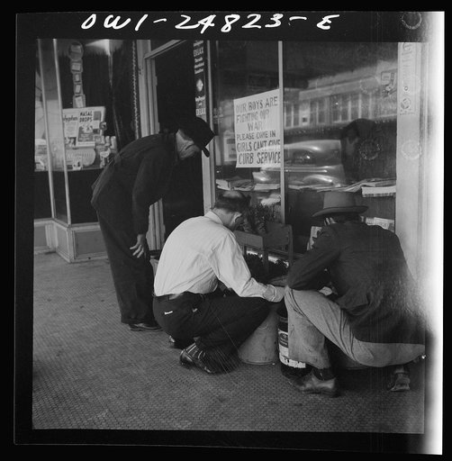 San Augustine, Texas. Looking over seed in front of the drugstore