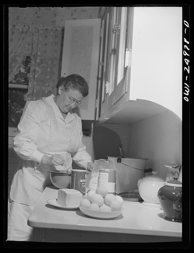 San Augustine, Texas. Mrs. Alonzo Rushing, wife of the mayor, making cornbread