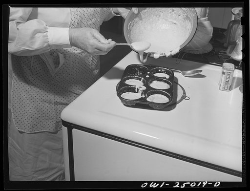San Augustine, Texas. Mrs. Alonzo Rushing, wife of the mayor, making cornbread biscuits