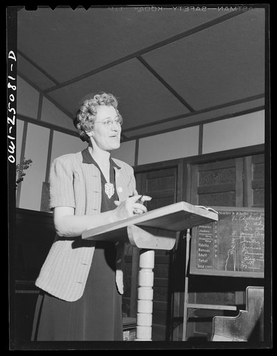 San Augustine, Texas. Miss May, visiting Baptist leader, conducting a training class for Sunday school teachers