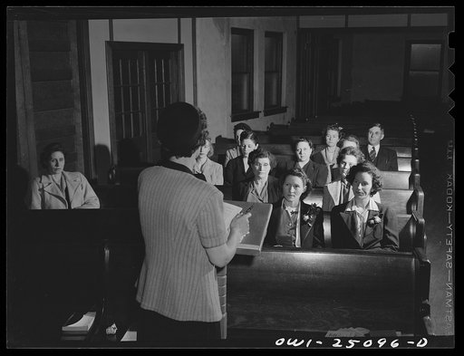 San Augustine, Texas. Miss May, visiting Baptist leader, conducting a training class for Sunday school teachers