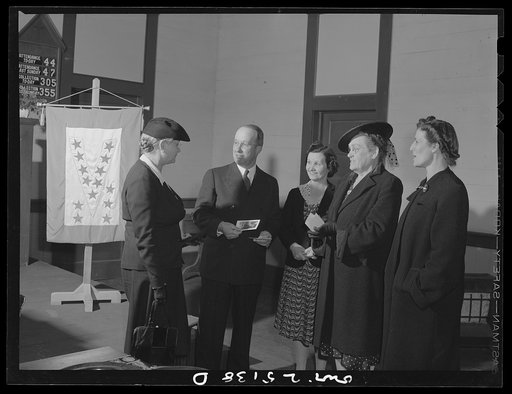 San Augustine, Texas. Reverend Calloway, a Presbyterian minister, talking with some of the mothers in his congregation who have sons in the armed forces