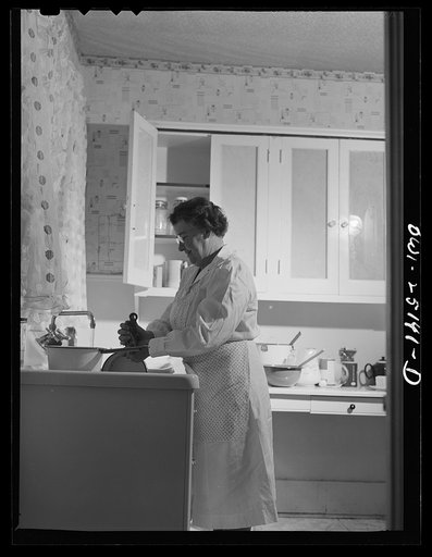 San Augustine, Texas. Mrs. Rushing, the wife of the mayor, washing dishes