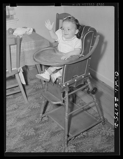 Washington, D.C. A day nursery for pre-school children of mothers engaged in war work, operated under the supervision of the District of Columbia Health Department. by Mrs. Leroy Bonbrest, at her home at 1144 Branch Avenue, S.E. Waiting for something to eat
