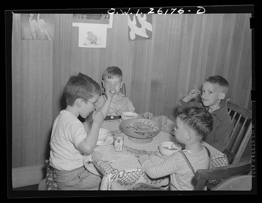 Washington, D.C. A day nursery for pre-school children of mothers engaged in war work, operated under the supervision of the District of Columbia Health Department. by Mrs. Leroy Bonbrest, at her home at 1144 Branch Avenue, S.E. Eating lunch at the nursery