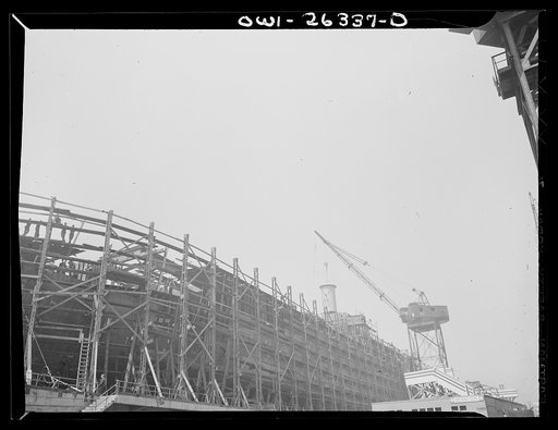 Untitled photo, possibly related to: Bethlehem-Fairfield shipyards, Baltimore, Maryland. Lifting plate sections onto a ship