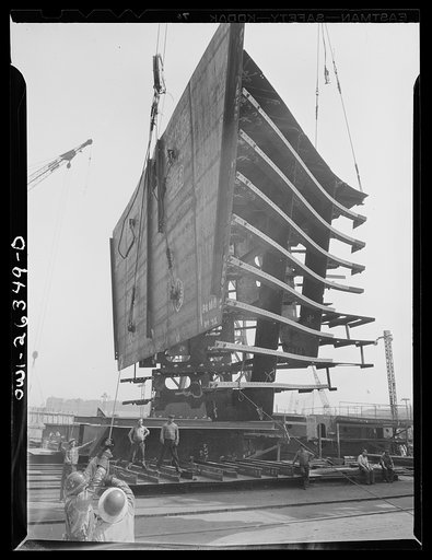 Bethlehem-Fairfield shipyards, Baltimore, Maryland. Lifting a thirty-ton section from the fabricating table