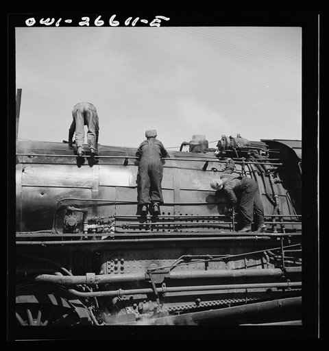 Clinton, Iowa. Women wipers of the Chicago Northwestern cleaning one of the giant freight locomotives