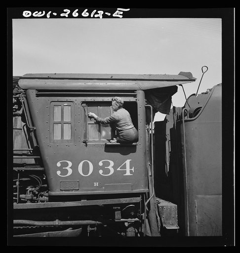 Clinton, Iowa. Women wipers of the Chicago Northwestern cleaning one of the giant freight locomotives