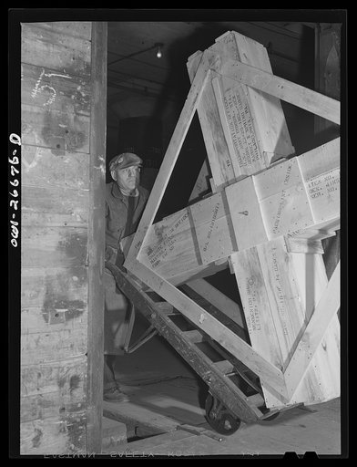 Chicago, Illinois. Loading airplane propellers into freight cars at the United States Army consolidating station