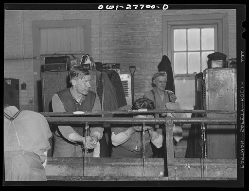 Clinton, Iowa. Chicago and Northwestern Railroad roundhouse workers washing up at the end of a day's work