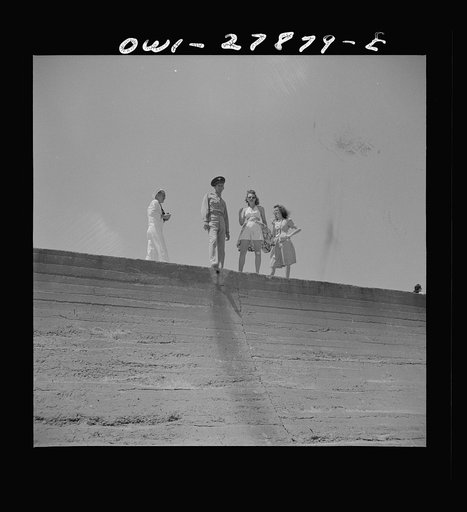 Galveston, Texas. Soldier, sailor, and two girls on the seawall