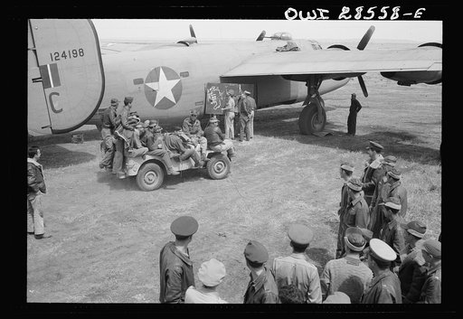 Bomber crews of the United States Army Ninth Air Force are given a chalk talk before they take off on a mission over Axis Territory. These are some of the heavy bonber groups which are disrupting Axis shipping in the Mediterranean. Giving the blackboard talk is Major Frank W. Delong, squadron comman