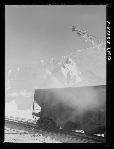 Freeport Sulphur Company, Hoskins Mound, Texas. Loading cars with sulphur