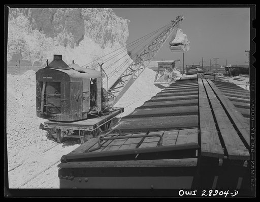 Freeport Sulphur Company, Hoskins Mound, Texas. Loading boxcars with sulphur