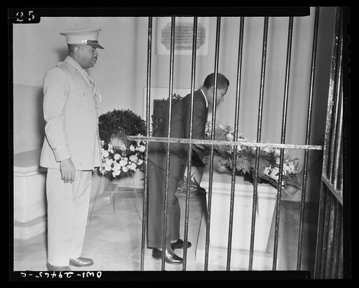 President of Liberia honors nation's founder. His Excellency, Edwin M. Barclay, President of the Republic of Liberia, paid tribute to this nation's founder Saturday, May 29, 1943 whe he journeyed to Mount Vernon, Virginia, to place a wreath on the tomb of George Washington, first President of the Un