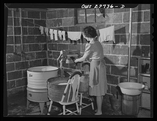 Point Pleasant, West Virginia. Mrs. Fergusen wringing out clothes