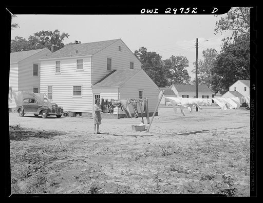Point Pleasant, West Virginia. Mrs. Fergusen hanging out her wash