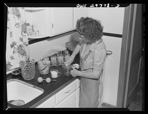 Point Pleasant, West Virginia. Mrs. Fergusen making lemonade