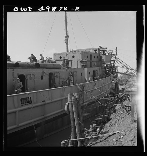 Point Pleasant, West Virginia. Workmen on a United States Army LT boat at the Marietta Manufacturing Company