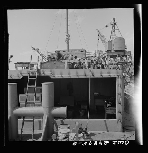 Point Pleasant, West Virginia. Workmen on a United States Army LT boat at the Marietta Manufacturing Company