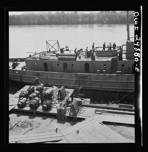 Point Pleasant, West Virginia. Workmen on a United States Army LT boat at the Marietta Manufacturing Company