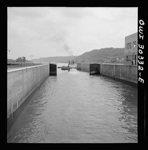 Gallipolis, Ohio. Lock gates closing after Katherine Davis had gone through