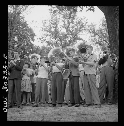 Gallipolis, Ohio. School band playing at Decoration Day ceremonies