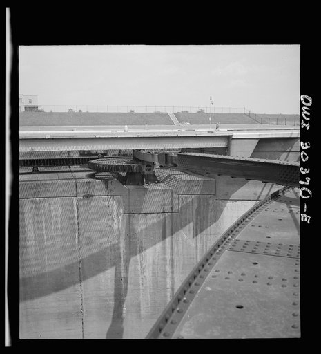 Mechanism for pulling lock gate open or closing it