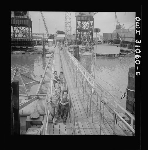 Beaumont, Texas. Women workers leaving the Pennsylvania shipyards