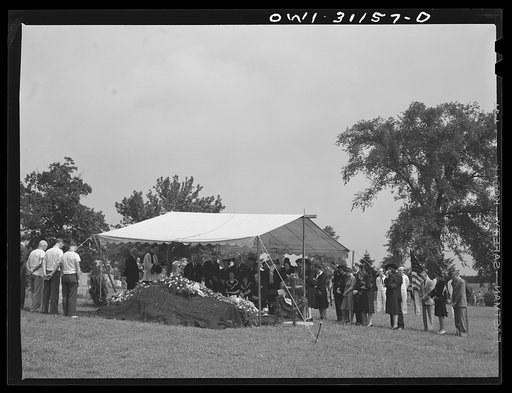 Baltimore, Maryland. Funeral of a merchant seaman. At the grave