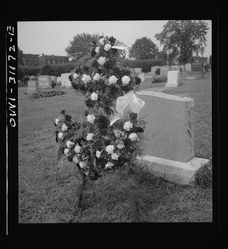Baltimore, Maryland. Funeral of a merchant seaman. At the grave
