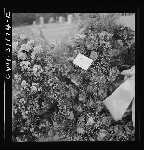 Baltimore, Maryland. Funeral of a merchant seaman. At the grave