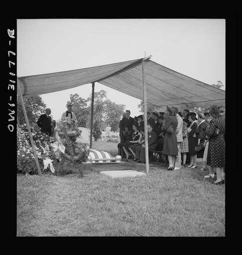 Baltimore, Maryland. Funeral of a merchant seaman. At the grave