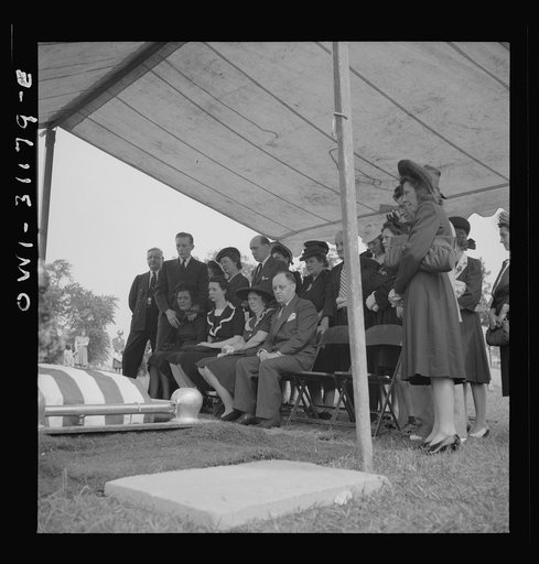 Baltimore, Maryland. Funeral of a merchant seaman. At the grave