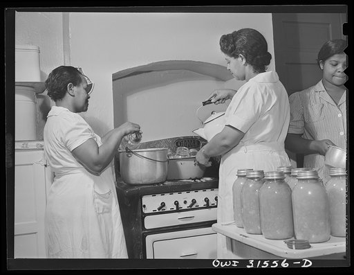 Washington, D.C. Canning class conducted by the Mothers' Club at the Barney neighborhood houses, Southwest Washington