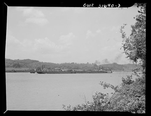 A towboat going down the Ohio River