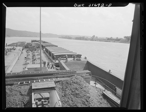 Gallipolis, Ohio. Deck hands lashing some barges together