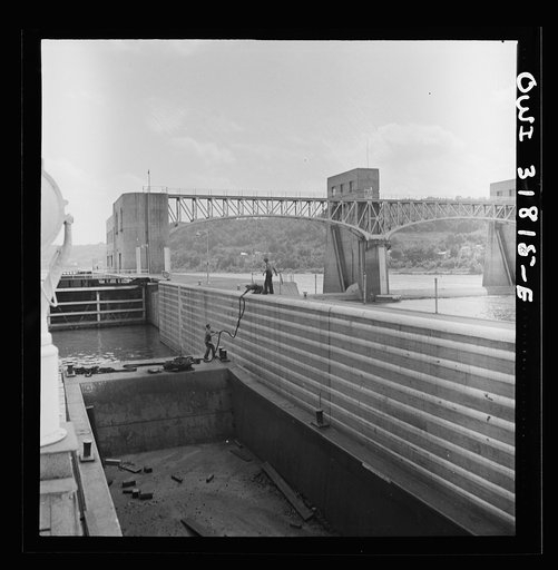 Gallipolis, Ohio. Attaching a line to the side of the lock as the front part of the tow goes through