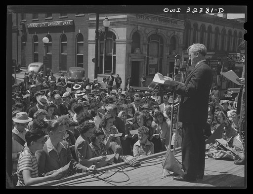 Oswego, New York. Mayor Scanlon leading Oswegans in reciting a United Nations week pledge which was broadcast to the nation