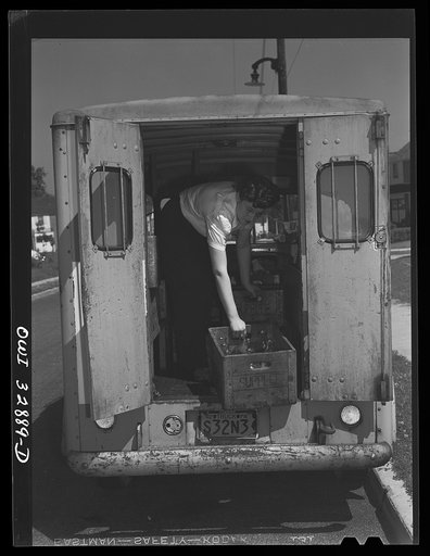 Bryn Mawr, Pennsylvania. Miss Pearl Gold, one of the many women now working for the Supplee-Wills-Jones Milk Company