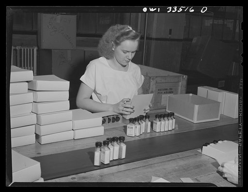Parke, Davis and Company, manufacturing chemists, Detroit, Michigan. Packaging tablets in the finishing department