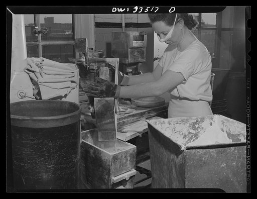 Parke, Davis and Company, manufacturing chemists, Detroit, Michigan. Filling gelatin capsules with medicament