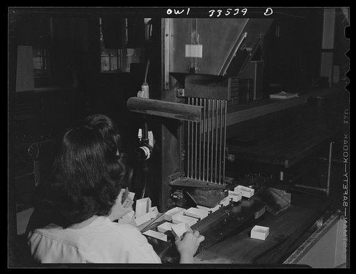 Parke, Davis and Company, manufacturing chemists, Detroit, Michigan. Filling boxes with empty gelatin capsules