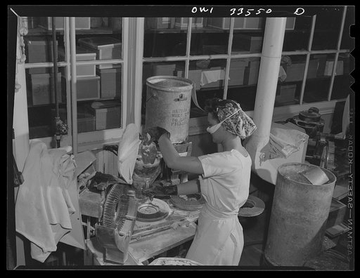 Parke, Davis and Company, manufacturing chemists, Detroit, Michigan. Filling gelatin capsules with medicament