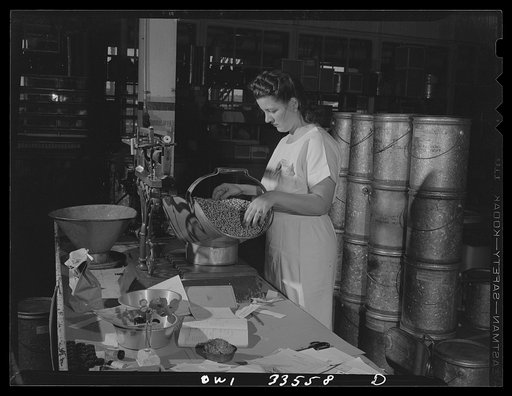 Parke, Davis and Company, manufacturing chemists, Detroit, Michigan. Counting filled capsules